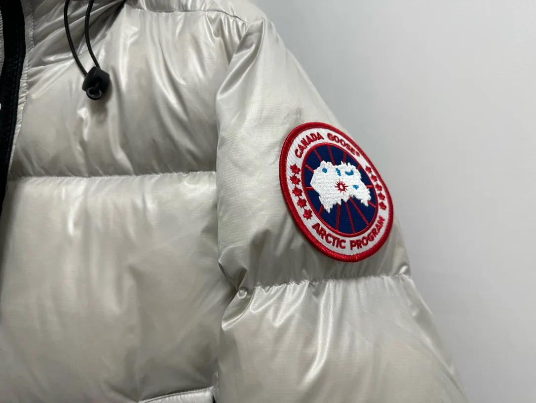 P780 [𝘾𝘼𝙉𝘼𝘿𝘼 𝙂𝙊𝙊𝙎𝙀] Canada Goose's limited new Crofton puff down jacket, top version, ceiling level Crofton soft loaf, 2024 latest style, cold protection effect up to level 4, using recycled Feather-Light tear-resistant fabric, ultra-light, no weight on the upper body at all! The unique black label highlights your temperament‼ ️ Canada Goose, a Canadian brand, has always been recognized as the warmest down jacket. Various Instagram celebrities, Internet celebrities, and celebrities often wear it for street photos. I make Canada Goose every year, but I still can't get rid of my love for it. No matter how cold the days are, there is no need to be afraid, because there is! Filled with 90% white duck down, it is the legendary warmest down jacket and is known as a must-have for Arctic outdoor sports! The most popular down jacket in the world, celebrities are rushing to buy it, it is a must-have!  Size: S~XXL